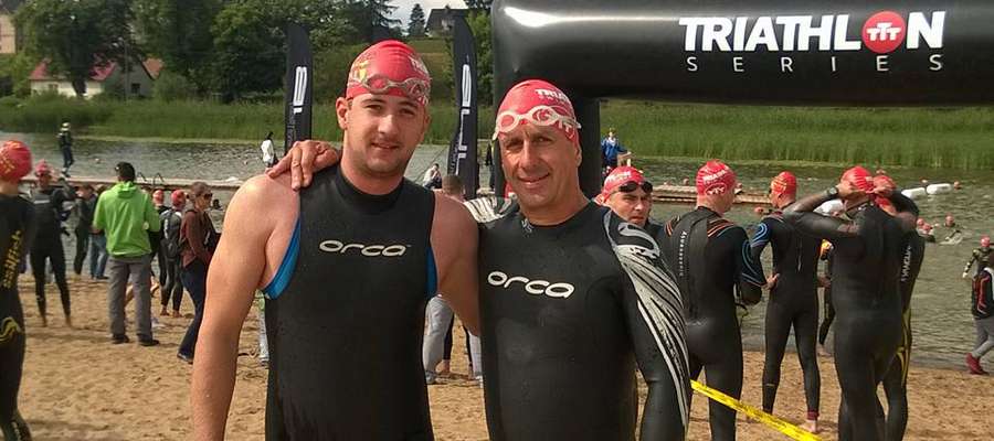 Zamiłowanie do sportu przechodzi bardzo często z rodziców na dzieci. Tu trener Krzysztof Wacławski (z prawej) ze swoim synem Bartkiem Wacławskim podczas Volvo Triathlon Brodnica