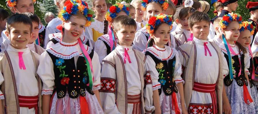 Uczestnicy węgorzewskiego Międzynarodowego Festiwalu Dziecięcych i Młodzieżowych Zespołów Folklorystycznych Mniejszości Narodowych 
