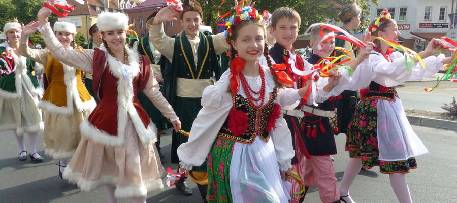 Korowód uczestników festiwalu ulicami Węgorzewa