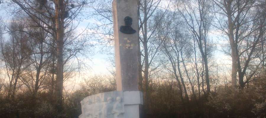 22 kwietnia Władysław Kałudziński zdemontował napis z pomnika gen. Czerniachowskiego w Pieniężnie  