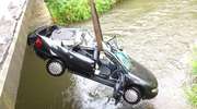 Audi dachowało i wpadło do rzeki, dwie osoby ranne