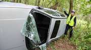 Golf spadł z 2-metrowej skarpy w Olsztynie, kierowca i pasażerowie pijani