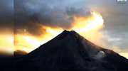 Erupcja wulkanu Colima na tle wschodu słońca