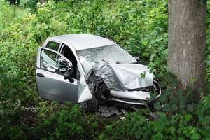 Fiat uderzył w drzewo pod Krzyżewem. Pasażerka trafiła do szpitala