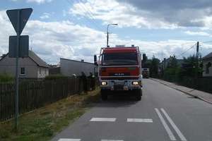 Baranowo: Strażacy usuwali powalone na jezdnię drzewo
