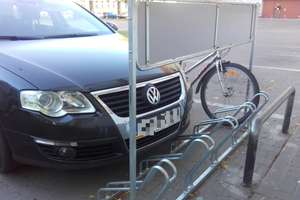 Volkswagen zaparkował w stojaku na rowery... na pustym parkingu