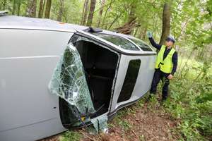 Golf spadł z 2-metrowej skarpy w Olsztynie, kierowca i pasażerowie pijani