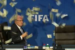 Sepp Blatter obrzucony banknotami podczas konferencji prasowej