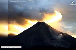 Erupcja wulkanu Colima na tle wschodu słońca