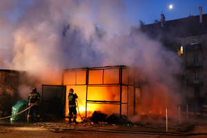Pożar przy ul. Kopernika w Olsztynie, dwa samochody zniszczone