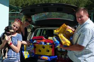 Psiaki ze schroniska w Tomarynach dostały karmę od dzieci z gminy Dywity 