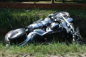Pijany motocyklista uciekał  przed policją. Uderzył w płot