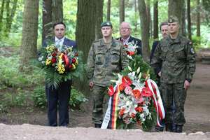 Niemieccy i polscy żołnierze porządkowali cmentarz w Zimnej Wodzie