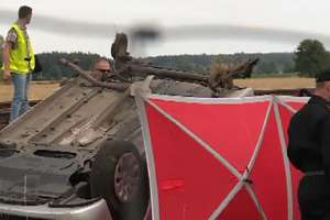 Pociąg wjechał w tył samochodu. Zginęły trzy osoby, dwie są ranne