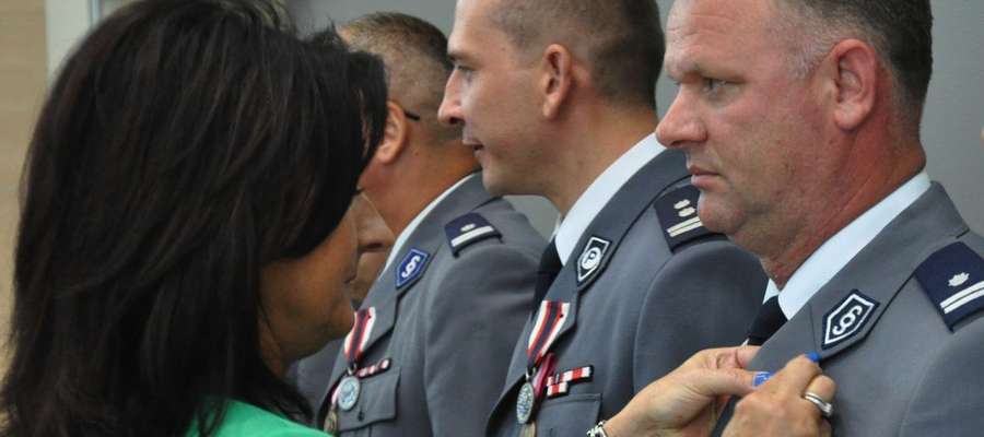 Komendant Powiatowy Policji w Piszu, podinsp. Dariusz Pieloch (pierwszy od prawej) odznaczony został Srebrną Odznaką „Zasłużony Policjant”