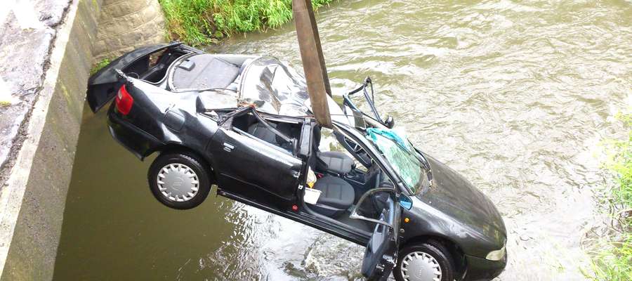 Pasażerowi audi udało się samodzielnie wydostać z tonącego w rzece Pasłęce samochodu i wezwać pomoc