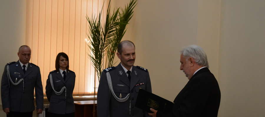 Gratulacje nowemu komendantowi złożył starosta Włodzimierz Wojnarowski