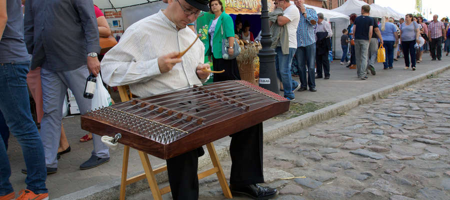 Piotra Krupskiego, grającego na cymbałach wileńskich, można spotkać podczas imprez plenerowych na starówce 