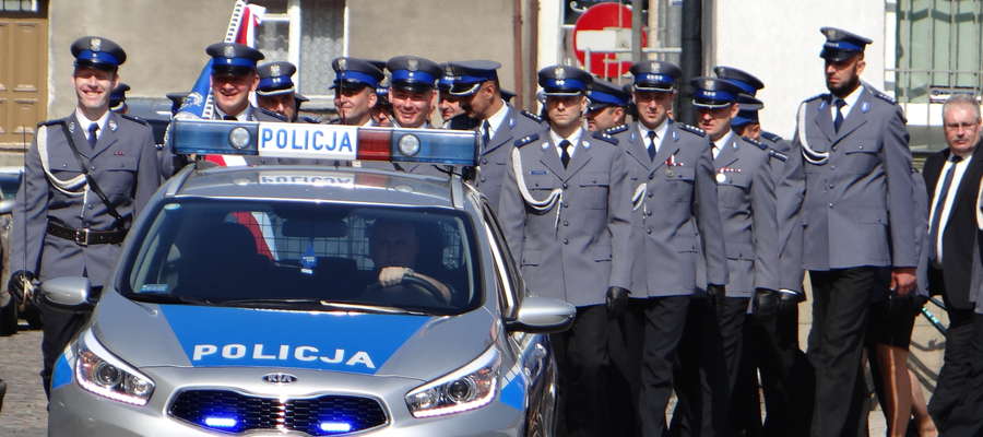 Kolumna policjantów i ich gości drodze z kościoła do Urzędu Miasta