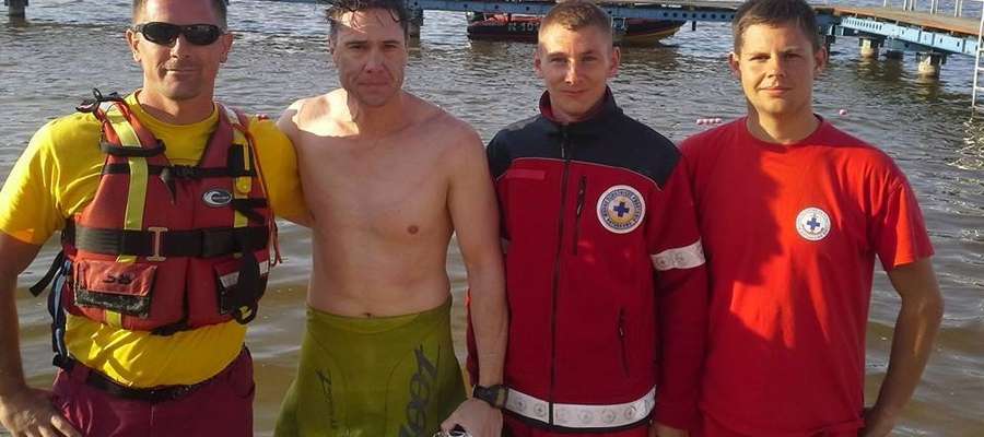 Pływak Tomasz Chwaliszewski (drugi z lewej) w towarzystwie ratowników WOPR Iława już na mecie