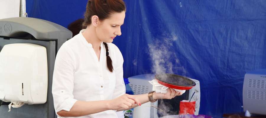 Marta Szymańska przygotowuje "Uduszoną kaczkę" podczas tegorocznego Festiwalu Potraw z Mięsa Drobiowego