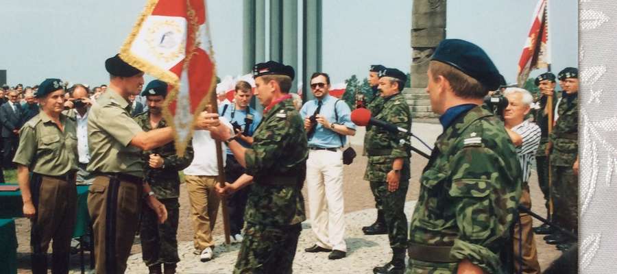 Gen. broni Tadeusz Wilecki wręcza sztandar ppłk. Kazimierzowi Pałaszowi, dowódcy 4. Suwalskiej Brygady Pancernej w Orzyszu. Obok szefa SG gen. bryg. Józef Kuczak. Grunwald, 1995 rok.