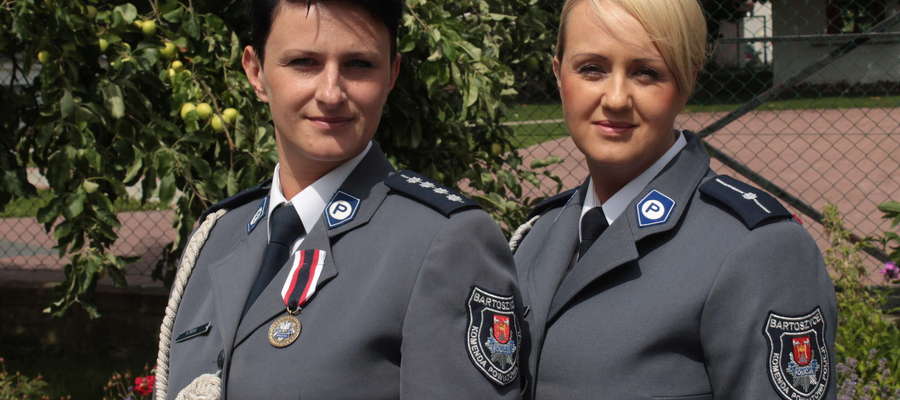 Marta Drews (z lewej) otrzymała awans do stopnia aspiranta sztabowego i brązową odznakę "Zasłużony Policjant". Beata Patecka awansowała do stopnia młodszego aspiranta policji.