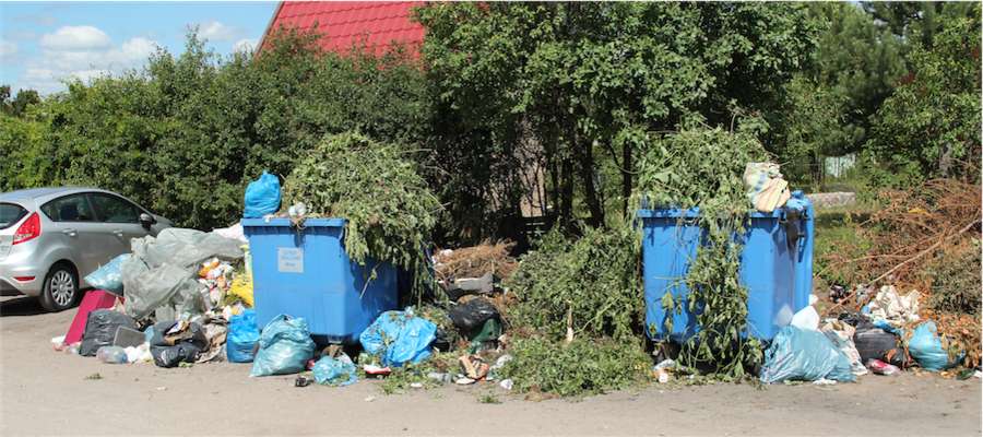 Śmieci na ulicy Rajskiej w Giżycku