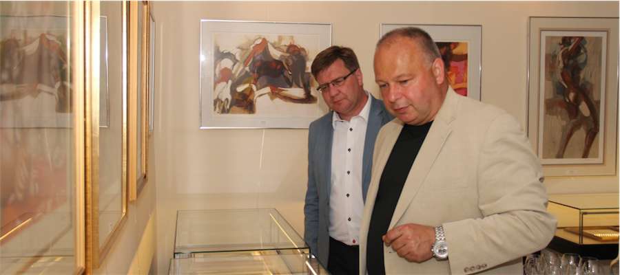 Wójt Marek Jasudowicz i organizator wystawy Dariusz Matyjas (z prawej)