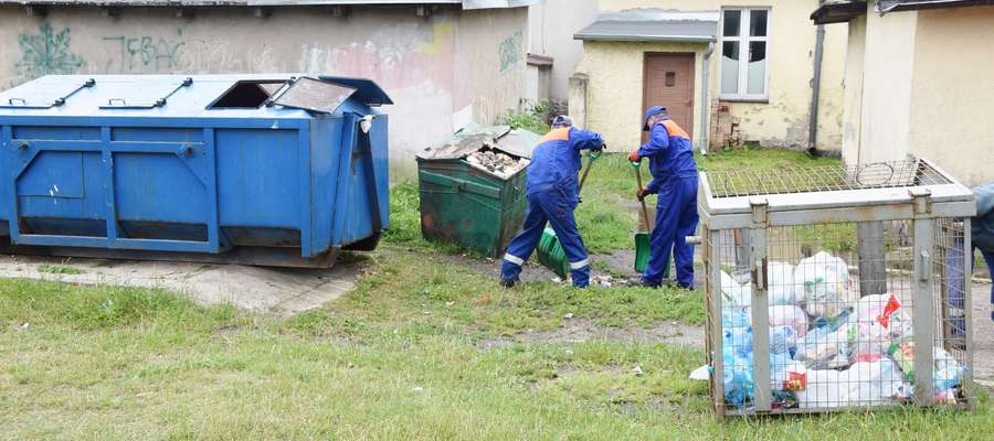 Przepełniony kontener przy uli. Ogrodowej opróżnili pracownicy Zakładu Oczyszczania nidzickiego PUGK