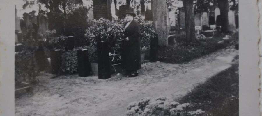 Rahel Neumann przy grobie męża.