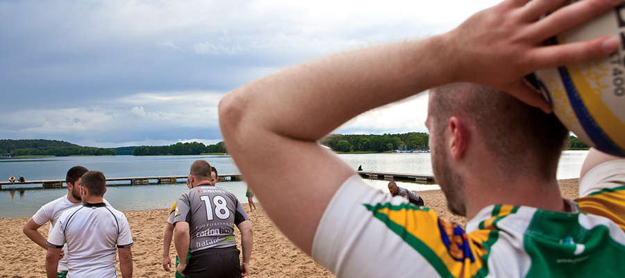 W plażowym rugby rywalizują pięcioosobowe zespoły, a mecze trwają 2x5 minut