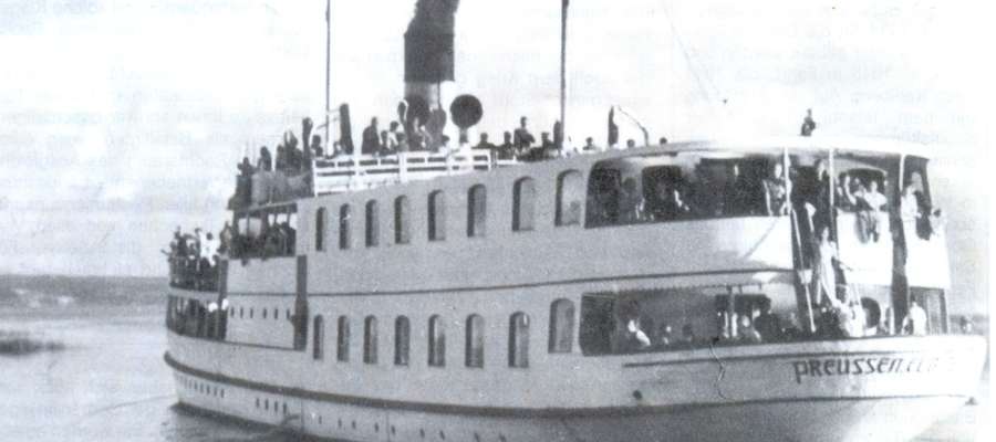 Parowiec „Preussen” opuszcza molo A. Zedlera w Krynicy Morskiej, zdjęcia zostało zrobione około 1940 roku