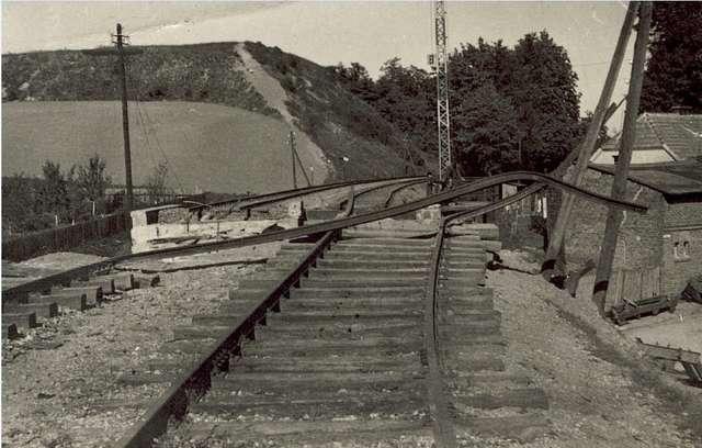 Zerwane w 1939 roku tory kolejowe w Nowym Mieście 