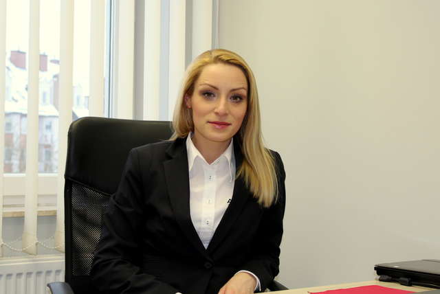 Anna Dodo, kierownik Działu Sprzedaży Mieszkań firmy ARBET - full image