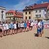 Bieżunianie grają w szczypiorniaka na plaży