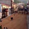 Byk zaatakował torreadora - amatora podczas ulicznej gonitwy w Walencji