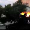 Trafiony koktajlem Mołotowa samochód staje w płomieniach