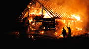 Pożar stodoły w Jeziorowskich. Do akcji ruszyło sześć zastępów straży
