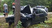 Peugeot uderzył w drzewo. Kobieta trafiła do szpitala