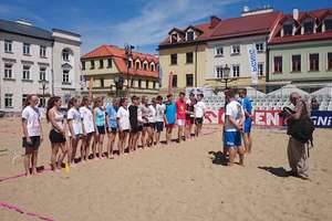 Bieżunianie grają w szczypiorniaka na plaży