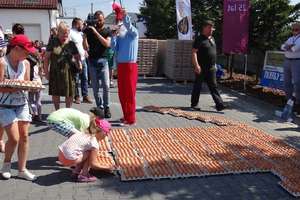 Ponad 77 tysięcy jaj użyto do pobicia niecodziennego jajecznego rekordu w Chełmżycy