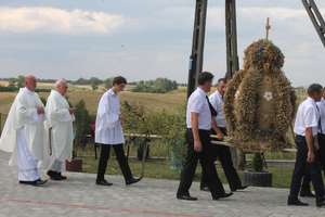 Parafialne dożynkowe świętowanie w Trzcinie 
