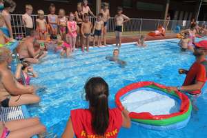 Zawody rekreacyjne dla dzieci i rodziców na miejskim basenie