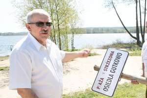 Turyści i mieszkańcy chcą wycięcia krzaków nad jeziorem