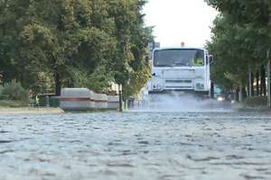 Kurtyny wodne już nie wystarczają. Na ulice wyjechała "polewaczka"