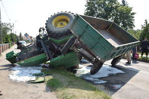 Traktor dachował na jednej z nidzickich ulic. Kierowca w szpitalu
