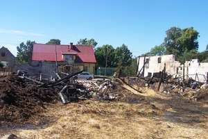 Spłonęło siedem budynków gospodarczych w trzech sąsiadujących gospodarstwach