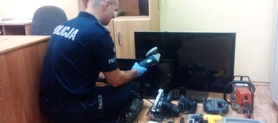 Policja z Bisztynka odzyskała część skradzionych rzeczy, m.in. telewizory, pieniądze i elektronarzędzia.