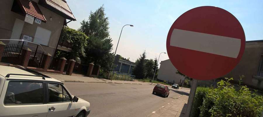 Okazuje się, że miejscowi kierowcy zdążyli już przyzwyczaić się do ruchu dwukierunkowego na tej ulicy i jeżdżą "na pamięć" (znak zakazu ustawiony jest przy ul. Wąskiej)